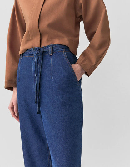 Pantalones vaqueros de pierna recta con cinturón